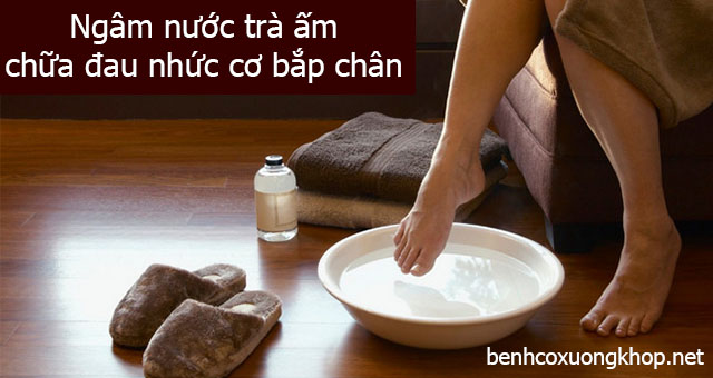 Ngâm trà ấm chữa đau nhức cơ bắp chân