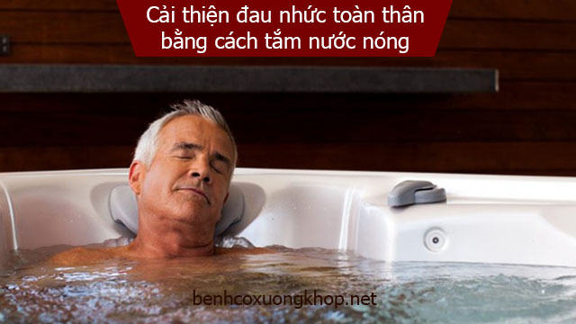 Tắm nước nóng giúp chữa đau nhức toàn thân