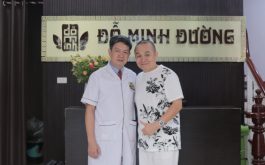 BS, lương y Tuấn thăm khám cho nghệ sĩ Xuân Hinh tại nhà thuốc Đỗ Minh Đường 