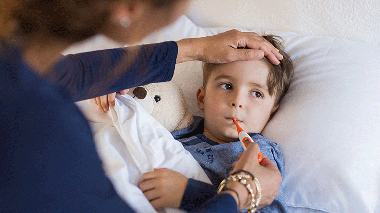 Trẻ có dấu hiệu bị sốt, ho khi bị viêm khớp